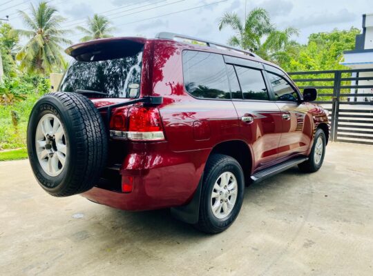 Toyota Land Cruuser Sahara VX V8 2011