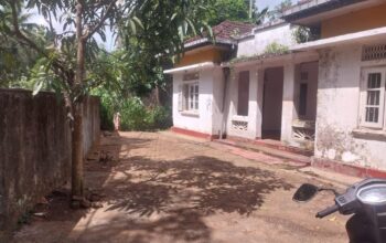 Old house with land for sale in Gampolawela