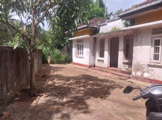 Old house with land for sale in Gampolawela